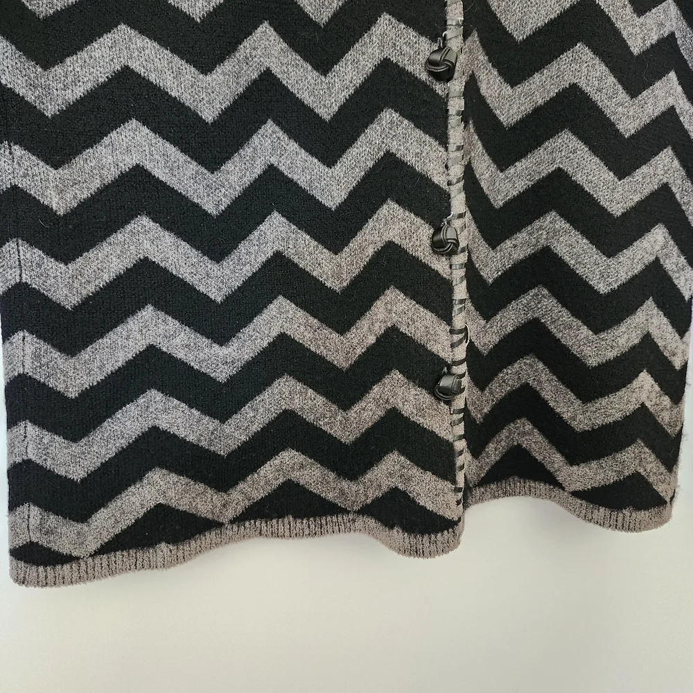 Vintage‎ Dana Buchman Wool V-Neck Cardigan Sweater Chevron Leather Detail Flawed